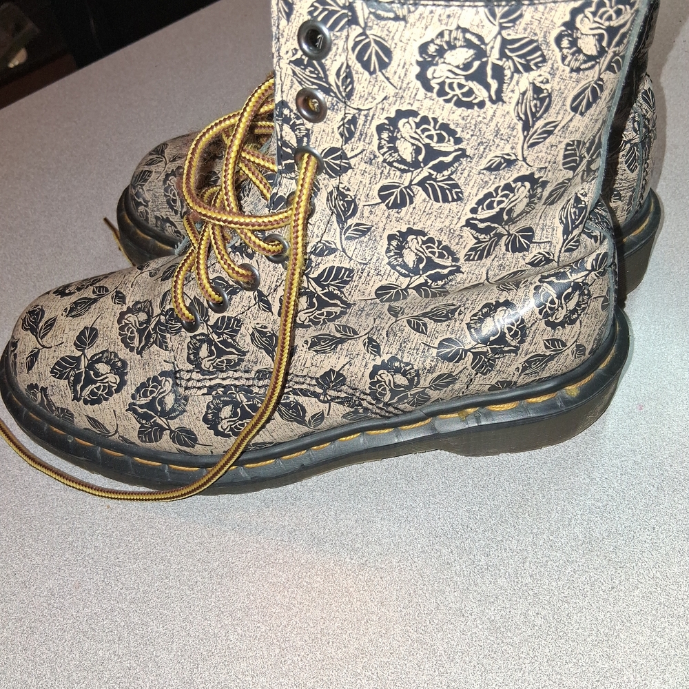 Floral Lace-Up Dr Martens